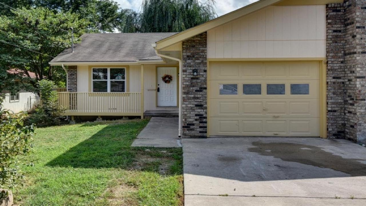 1030 W Catalpa St, Springfield, MO Presented by Tony & Larisa Zubku.