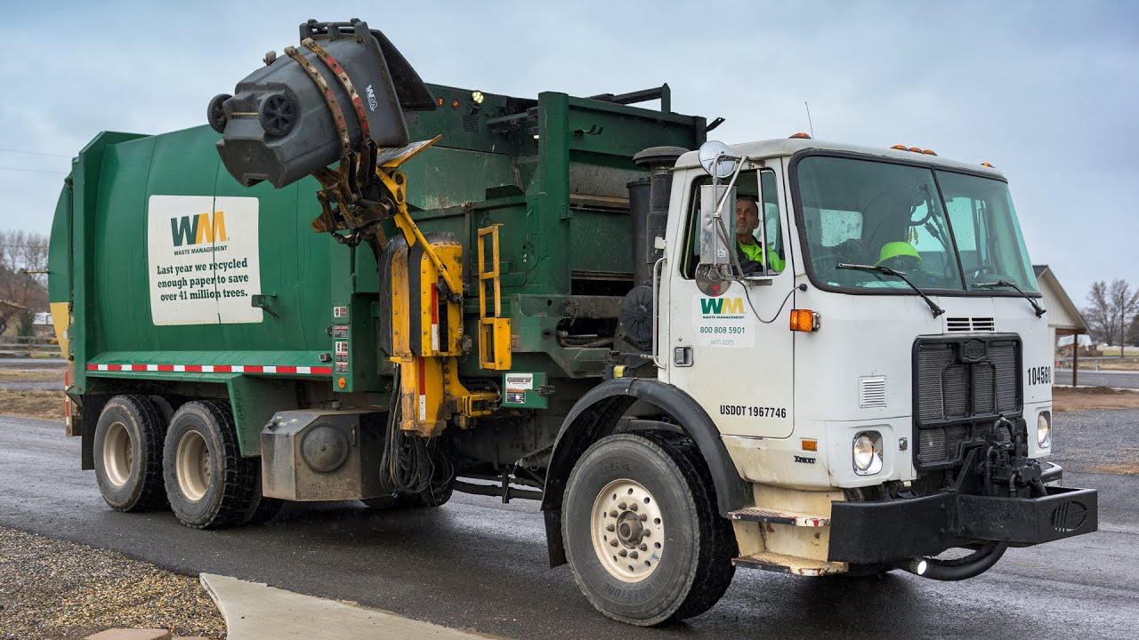 Autocar Xpeditor - Labrie Automizer Right-Hand Garbage Truck