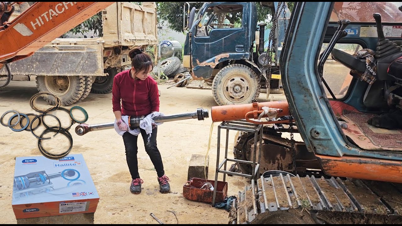 Female mechanic: replacing hydraulic gaskets and single-handedly lifting an 80kg cylinder.