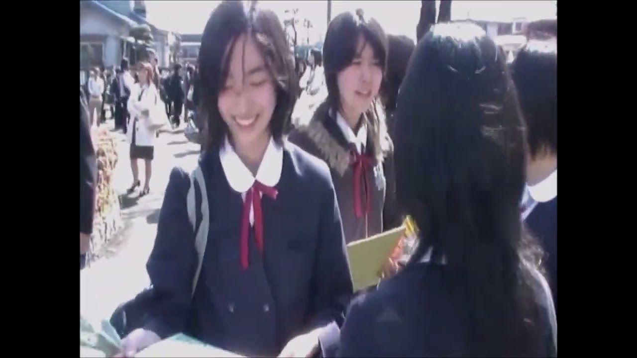 下の娘の卒業式　卒業式後に玄関前で＜２倍速＞大沢中学校－２２（津山雄次）090310