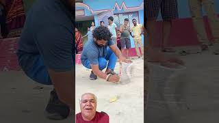 Arriscando A Vida Para Capturar Uma Naja Vejam Aí O Perigo