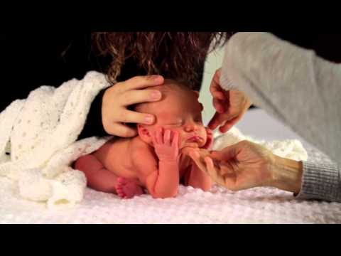how-to-get-a-newborn-sitting-up-for-photography-:-photography-techniques