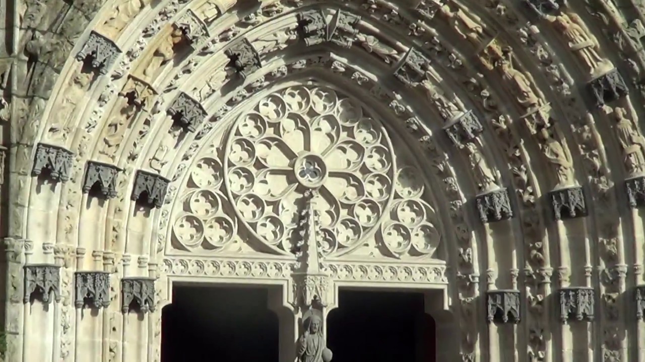 Quimper: Façade de la cathédrale Saint-Corentin + sonnerie partielle.