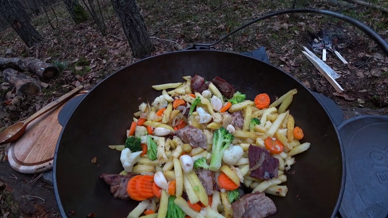 Построил лесную баню.Жареная картошка с овощами и мясом в казане.