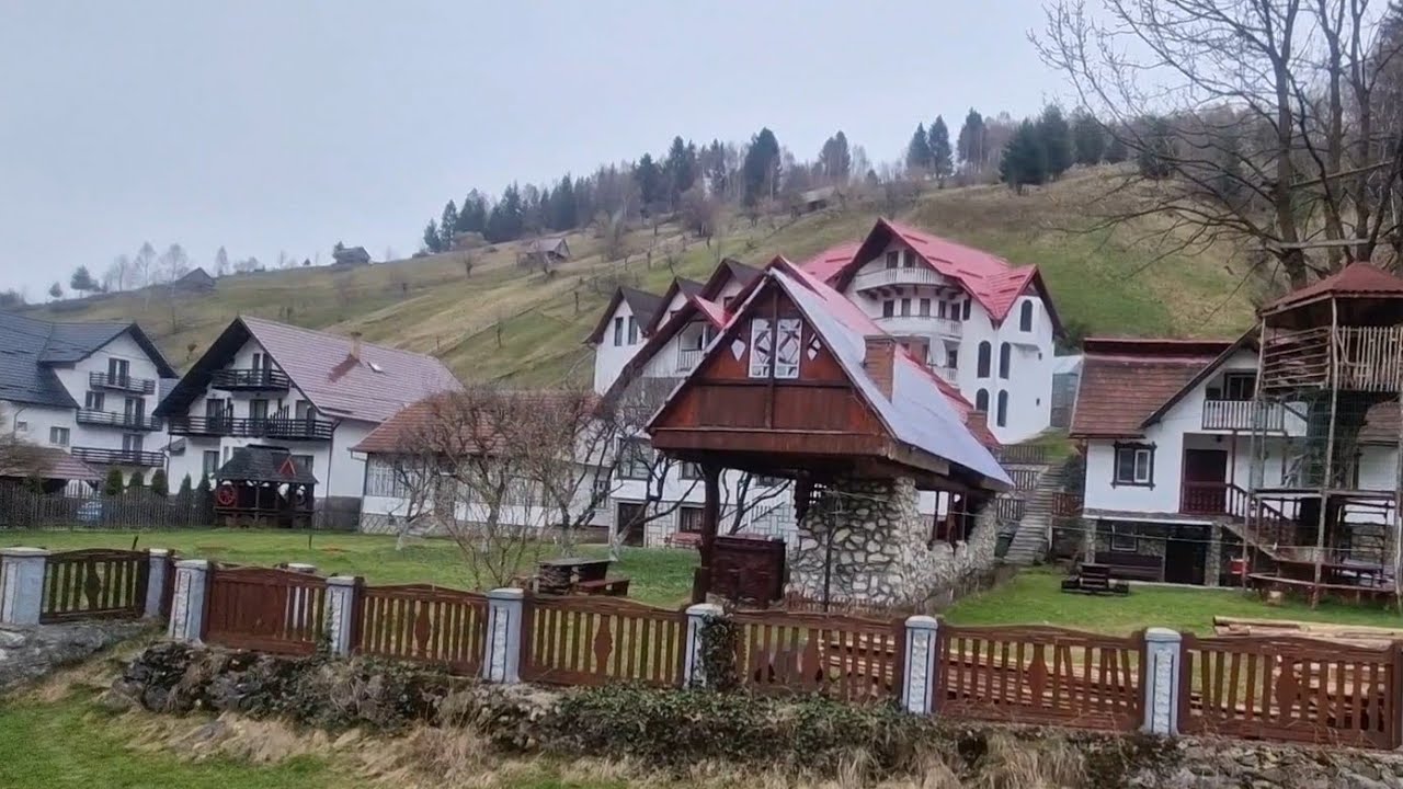Satul cu cele mai multe pensiuni din România. Vile luxoase de vânzare în Moieciu