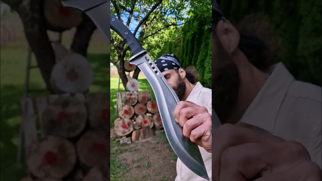 Метание лезвия кукри 