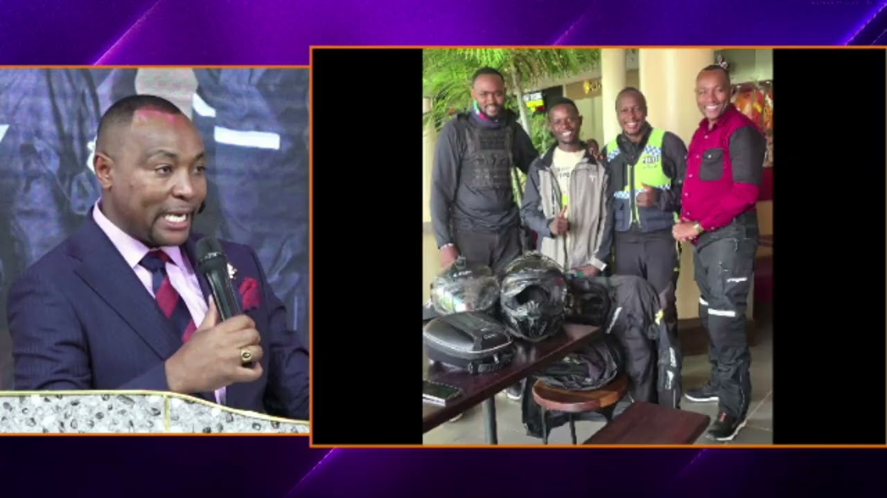 Епископ Бен из JCM покупает велосипед за 123 000 кенийских шиллингов этому курьеру.