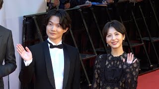 浜辺美波、キュートなベリーショートで爽やか笑顔　神木隆之介ら映画『ゴジラ-1.0』キャストがレッドカーペットに登場　『第36回東京国際映画祭』レッドカーペット