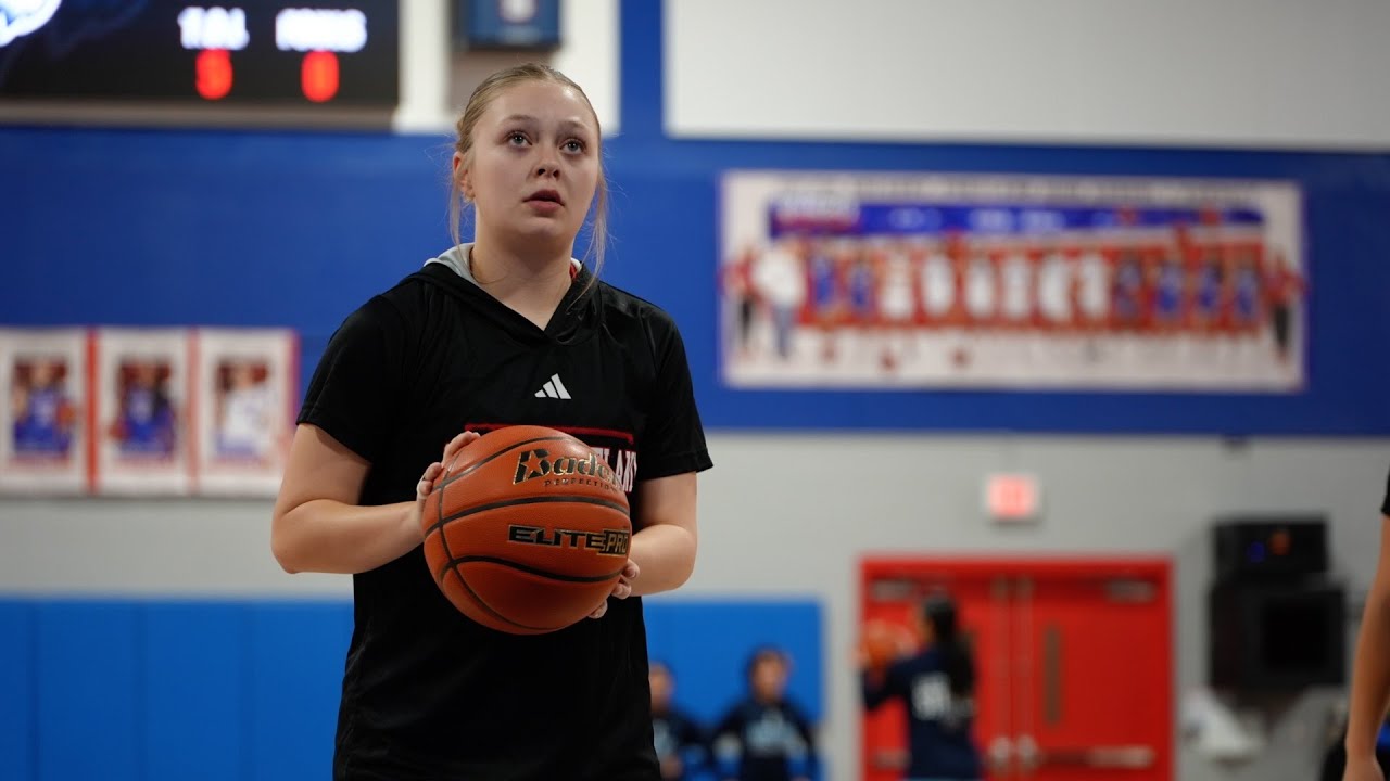 Gregory-Portland point guard Bella Davis surpasses 1,500 career points, Carroll outscores G-P