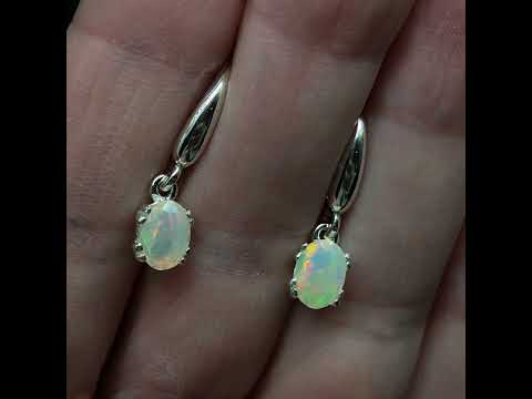 Сережки срібні 925 проби жіночі з натуральними ефіопськими білого кольору опалами, видео 1