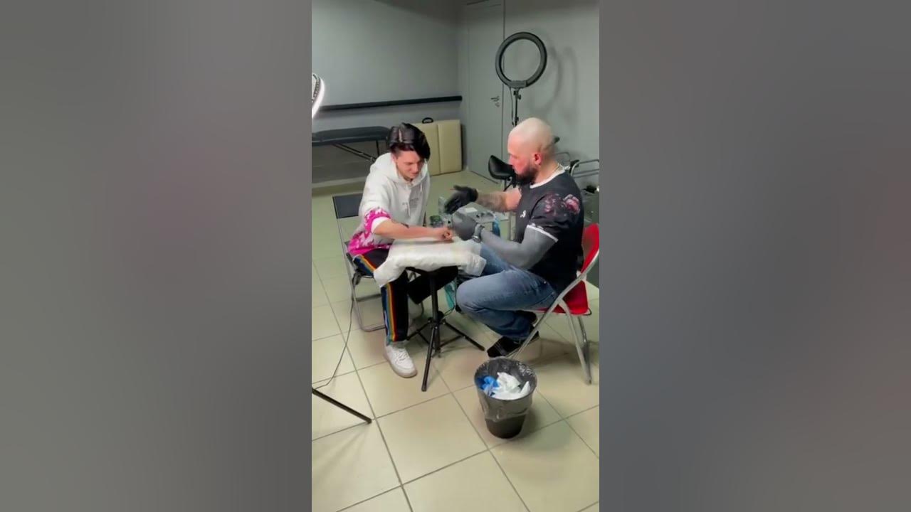 Паша Морис в костюме