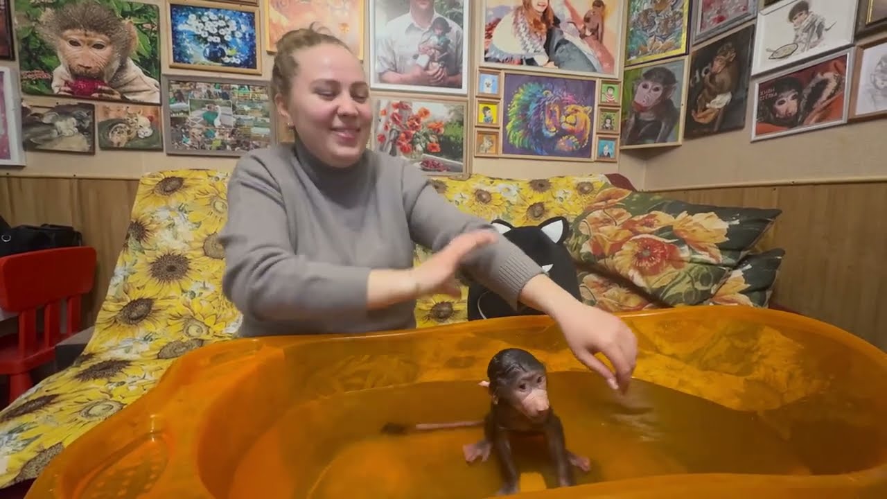 САМОЕ МИЛОЕ ВИДЕО! Маленькая Анфиса просто тает от удовольствия принимая ванну)))