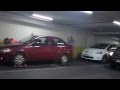 Mueven auto mal estacionado mall