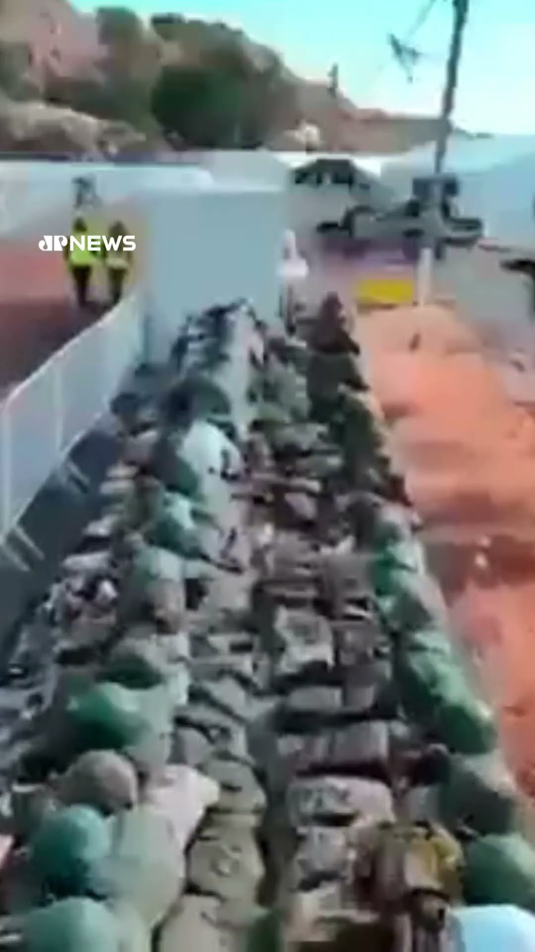 Exército de Israel mostra carga de 85.000 armas, mísseis e veículos apreendidos do Hezbollah #shorts