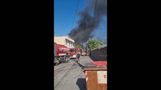 Φωτιά σε εργοστάσιο με τουριστικά είδη στο Αιγάλεω