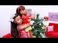 Decorating the dollhouse for Christmas! Play Dolls family traditions story