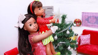 Decorating the dollhouse for Christmas! Play Dolls family traditions story