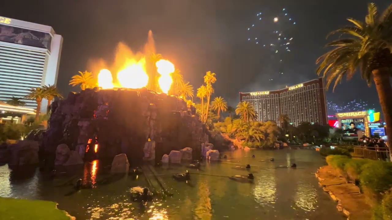 Las Vegas Strip New Year's Eve Fireworks 2023 feat. Mirage Volcano (4K)