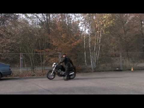 Video: Kaskadérská Jízda - Velkolepá A Nebezpečná Jízda Na Motocyklu