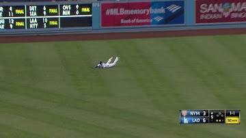NYM@LAD: Hernandez lays out for game-ending catch