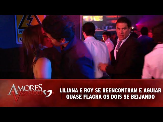 Amores Verdadeiros - Liliana e Roy se Reencontram e Aguiar quase flagra os dois se beijando class=