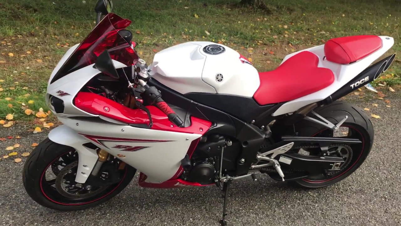 r1 white red