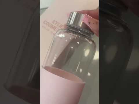 Стеклянная бутылка для воды KYLIE COSMETICS Glass Water Bottle, видео 1