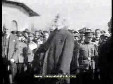 Atatürk tren kalkmadan önce halkla sohbet ediyor