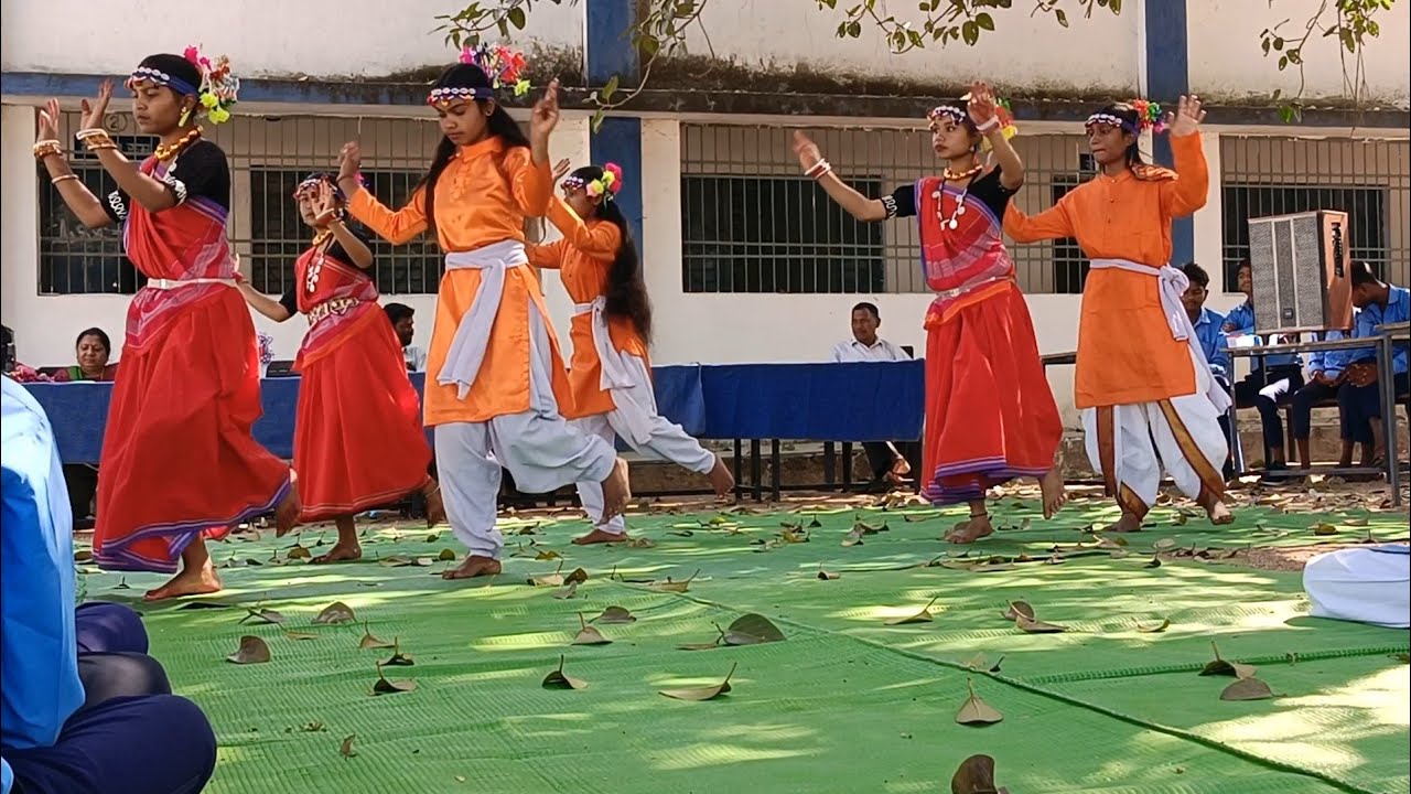 School girls group dance 👯