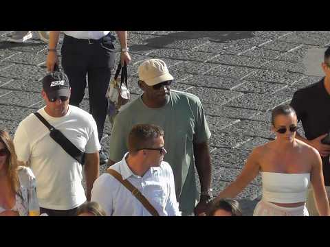 Video Michael Jordan strolls in Capri hand-in-hand with his wife Yvette Prieto