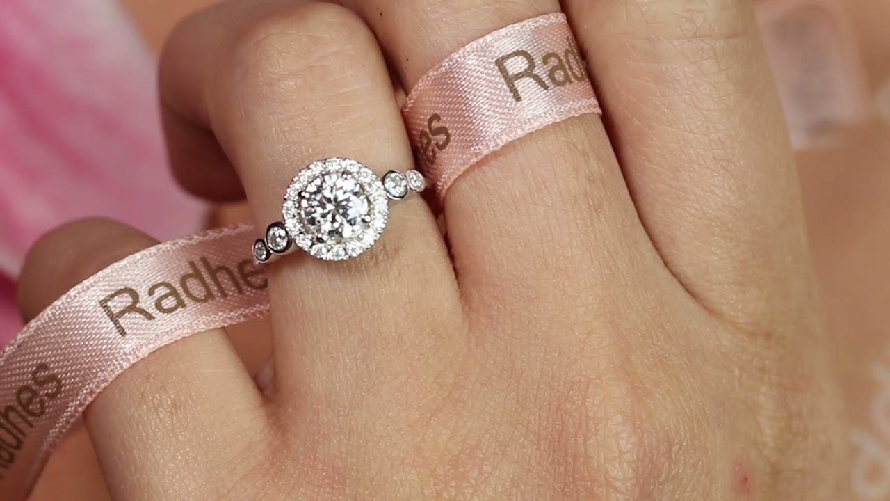 6mm Round cut Halo Moissanite Engagement Ring in Gold