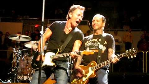 BRUCE SPRINGSTEEN MIKE NESS BAD LUCK SPORTS ARENA LOS ANGELES APRIL 16, 2009 SOCIAL DISTORTION