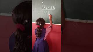 तीसरी की बच्ची ने गुणा के सवाल हल kie