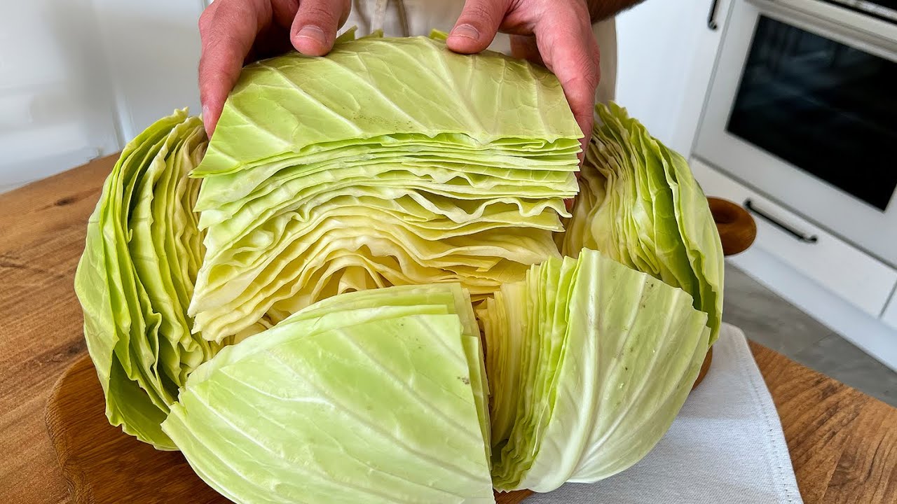 Schneiden Sie den Kohl so das Ergebnis ist unglaublich. Kohl hat noch