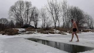 Extreme hardening Winter swimming Ice water swimming.Экстрим Закаливание Моржевание плавание в ледян