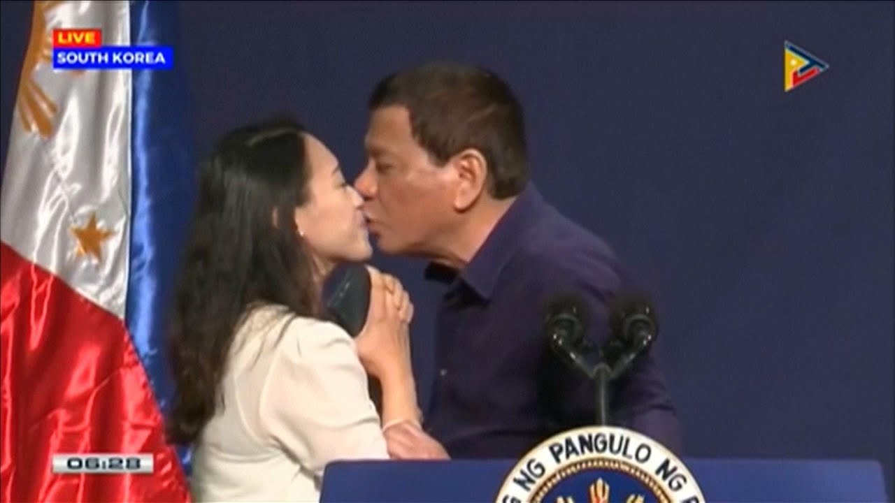Präsident Rodrigo Duterte erzwingt im TV Kuss von fremder Frau