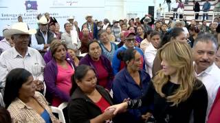 Gobernadora entrega Cuartos Rosas en Etchojoa