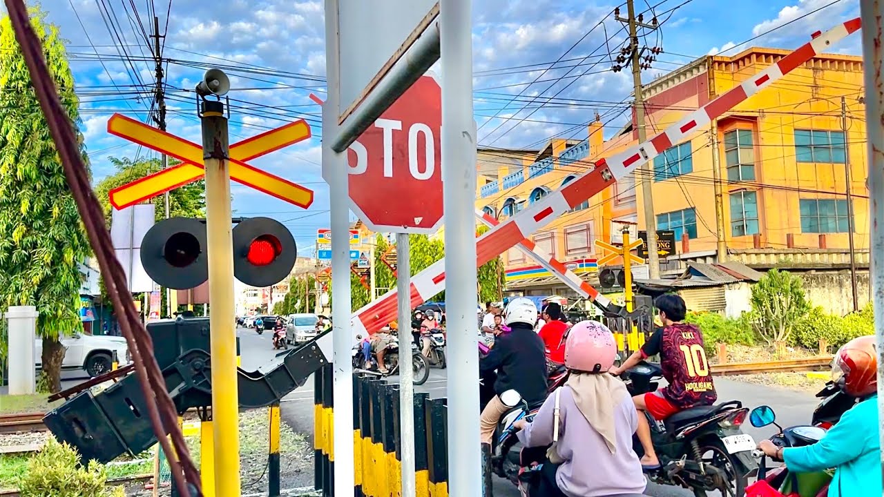 Perlintasan Kereta Api Stasiun Cilacap, Jawa Tengah