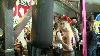 Activistas Nudistas Se Entrenan