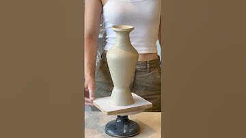 Coilbuilding a classic vase shape #pottery #clayart #ceramicart #contemporarypottery #decor