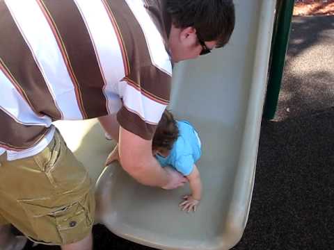 Isabella no escorregador - at the slide