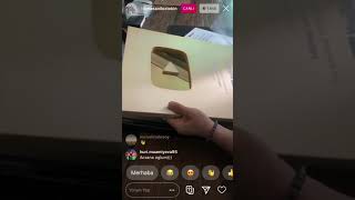 Hikmet Anıl Öztekin, youtube 1 milyon abone plaketinin açılışını yapıyor...