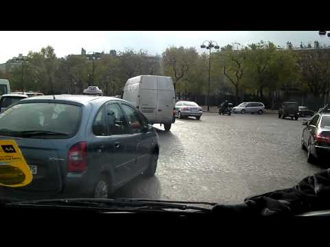 Roundabout chaos at Arc De Triomphe