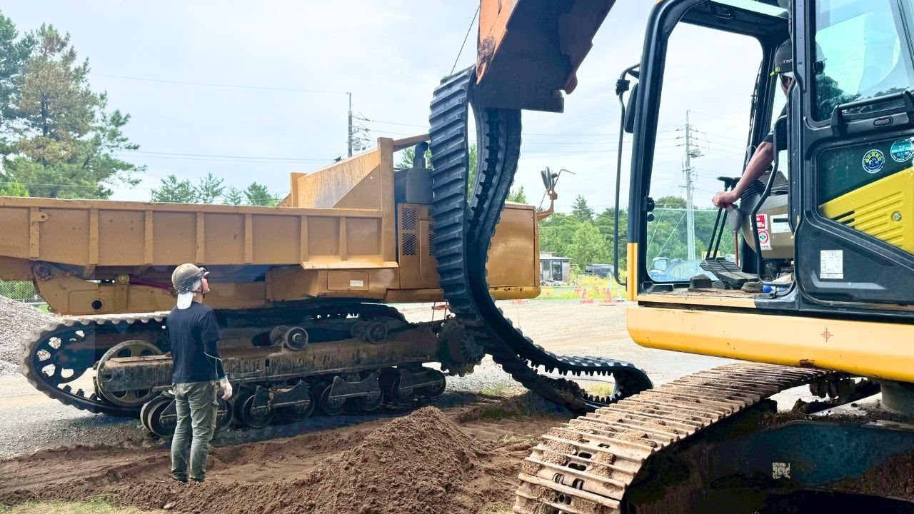 【コマツ】総重量16トンの化け物不整地運搬車のゴムクローラーが破損したので現場で交換していく！！