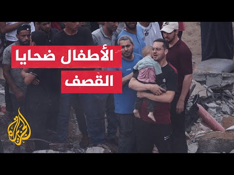 نقل جثث أطفال استشهدوا جراء القصف الإسرائيلي على منزلين في خانيونس