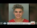 Bieber sale de la cárcel saludando a sus fans