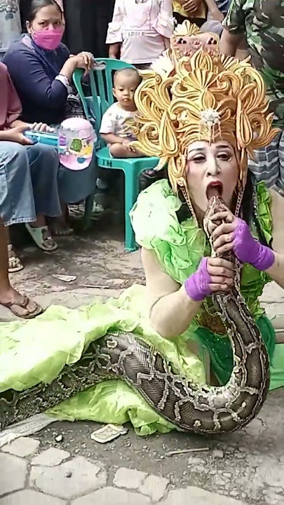 heboh lia ayu ngulum ular besar