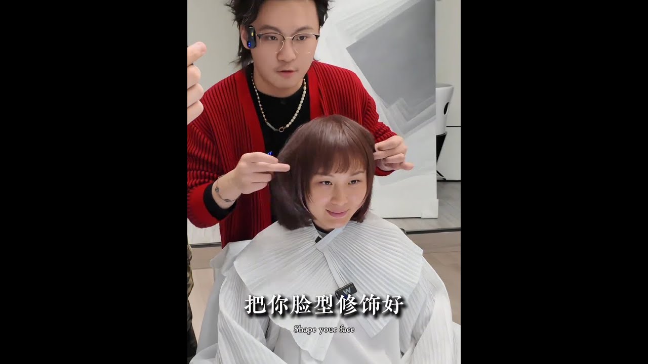 发量少到头顶贴头皮？还不想漂发损伤发质？这位漂亮姐姐靠「发根蓬松术+免漂粉红色」逆袭啦！不用漂直接染出少女感爆棚的樱花粉，中短发剪裁秒增3倍发量，头顶蓬松到自带“空气感”，从“成熟姐姐”直接梦回学生时