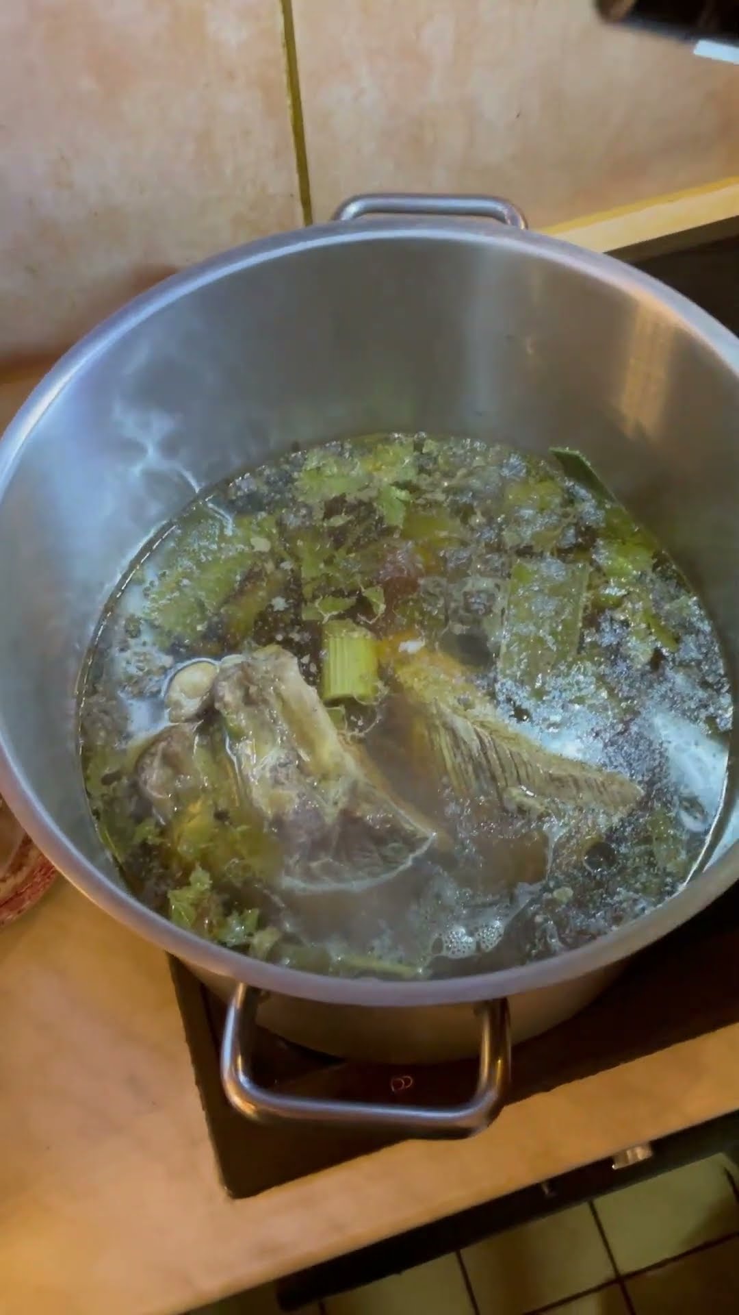 🥣 Das beste Suppenrezept: Klare Rinderbrühe kochen mit Uwe 🥩 - YouTube