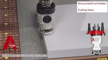 CNC Schneideaggregat schneidet 5 cm Schaumstoffplatte auf CNC Maschine mittels oszillierender Klinge